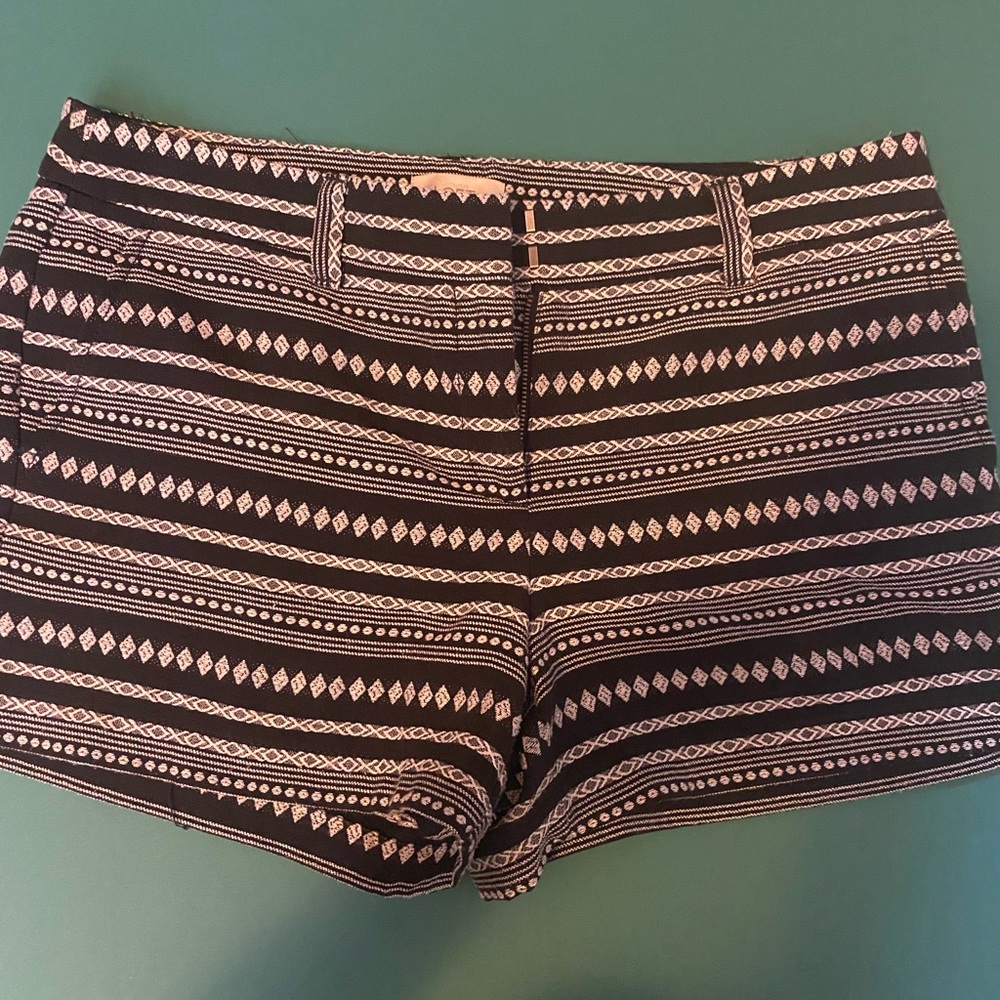 Women’s size 8 black and white Loft shorts
